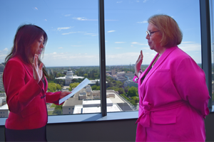 CalHFA’s new Director of Multifamily Program
Kate Ferguson, right, is sworn in by CalHFA Board
Member and California State Treasurer Fiona Ma.